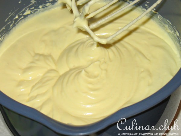 Безейный тортик с клубникой. Укутанный снегами и туманами.