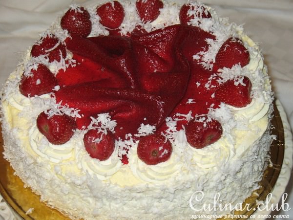 Безейный тортик с клубникой. Укутанный снегами и туманами.
