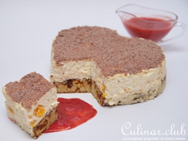 Сливочно-рисовый торт с мандаринами и клубничным соусом