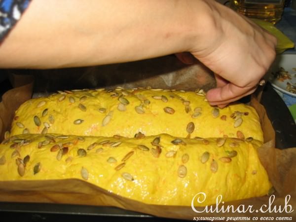 Тыквеный хлеб с зеленым луком и семечками