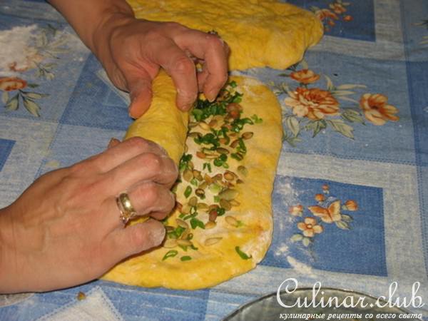 Тыквеный хлеб с зеленым луком и семечками