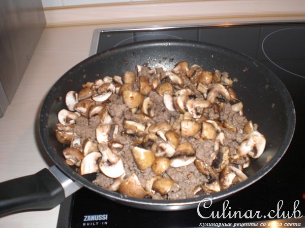 Пирожок из слоёного теста с мясом и грибами (вариант)