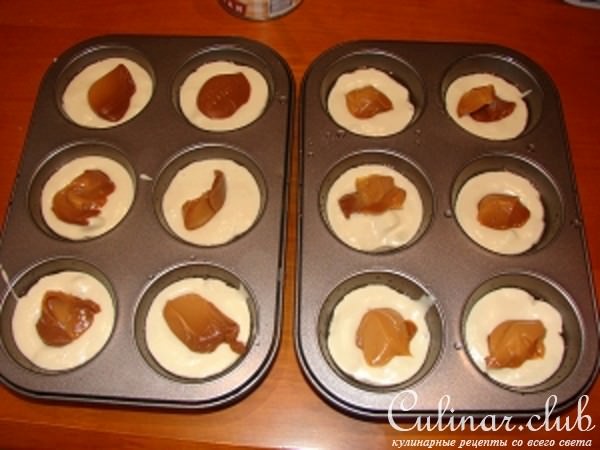 Яблочные маффины с начинкой из варёной сгущёнки