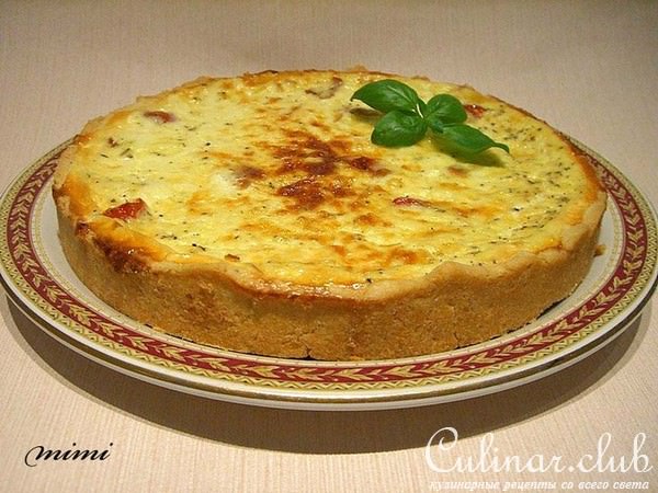 киш с печеными томатами и копченым сыром