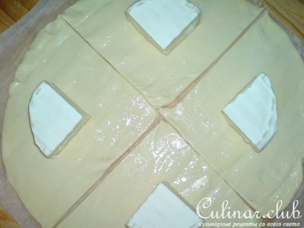 Camembert в слоёном тесте с миндалём и брусникой