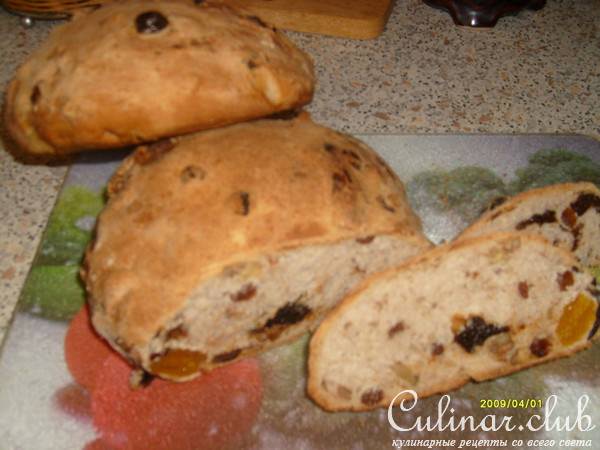 Хлеб с сухофруктами и орехами.