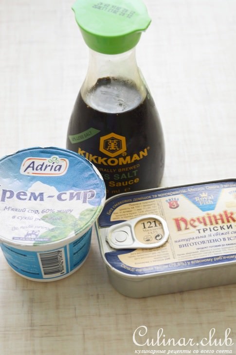 Мини бисквиты со шпинатом, кремом из печени трески и сырными чипсами.