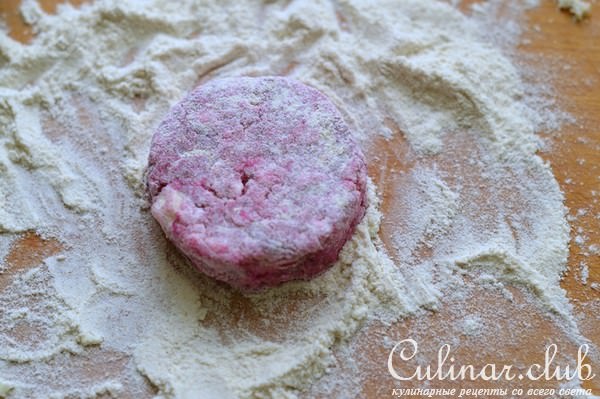 Сырники со свеклой и козьим сыром.