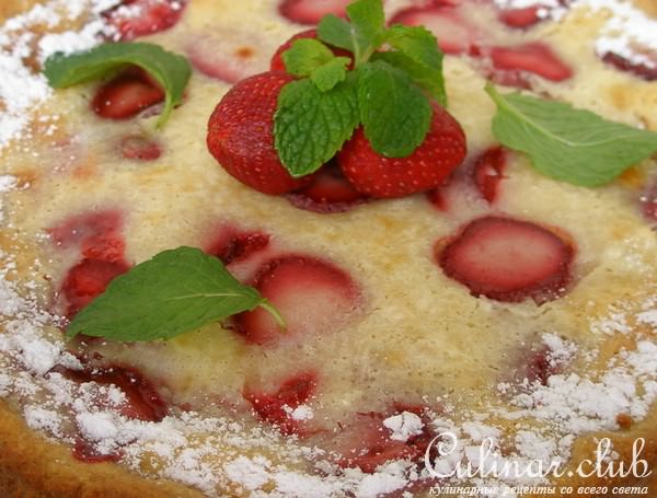 Пирог ягодный (клубника) со сметанной заливкой