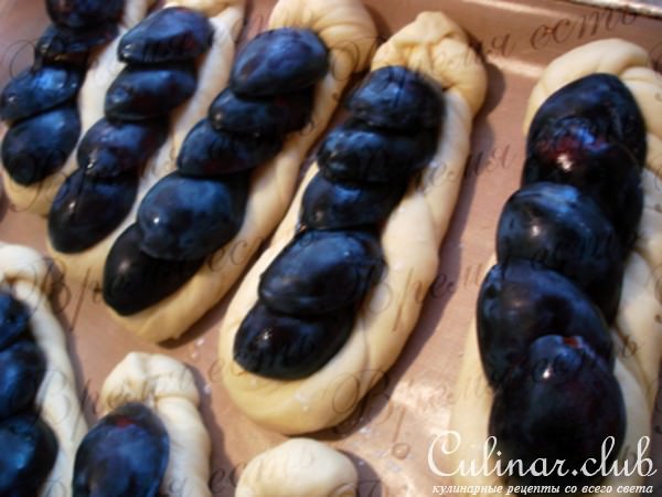 Сладкие пирожки со сливами