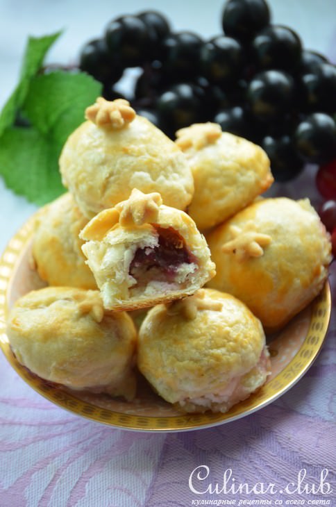 Мини слойки с виноградом