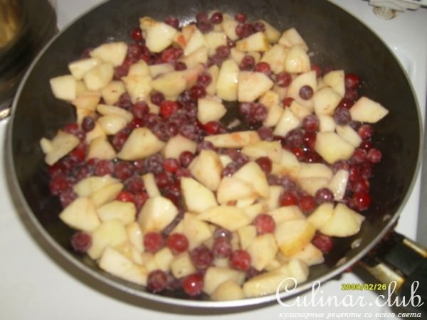 Дрожжевые блинчики с яблочно- клюквенной начинкой