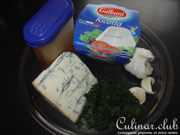 Мини-фоккача с сырами горгонцолой и pикотта