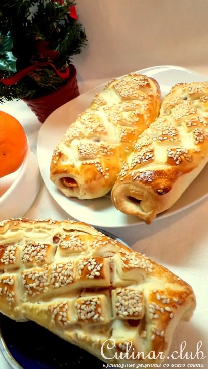 "Золотой петушок" с курагой и сыром в "рубашке" из слоеного теста.