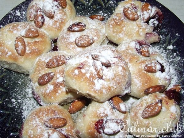 Пирожки с вишней