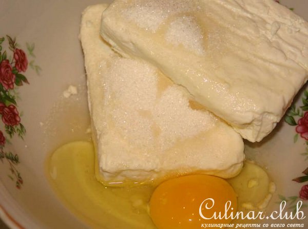 Творожные пончики с клубникой и карамельным соусом