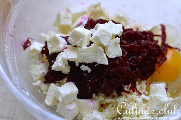 Сырники со свеклой и козьим сыром.