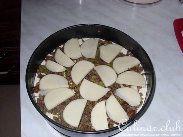 Пирог заливной с мясом, моцареллой и опятами