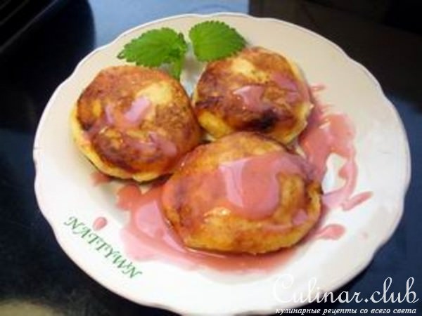 Необычные сырники с шоколадом и малиновым соусом на завтрак.