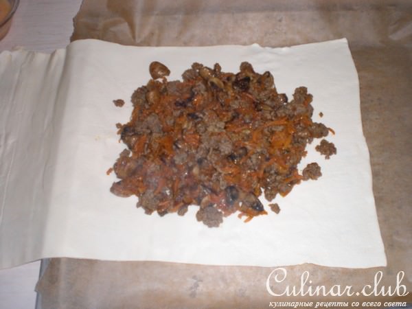 Пирожок из слоёного теста с мясом и грибами (вариант)