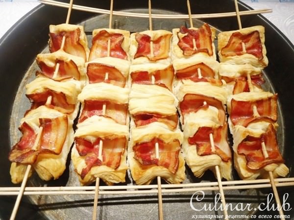 "Шашлык" из слоеного теста и бекона