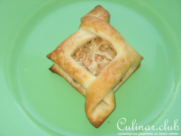 Слоеные пирожки с курино-грибной начинкой