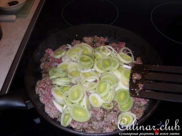 Пирог заливной с мясом, моцареллой и опятами