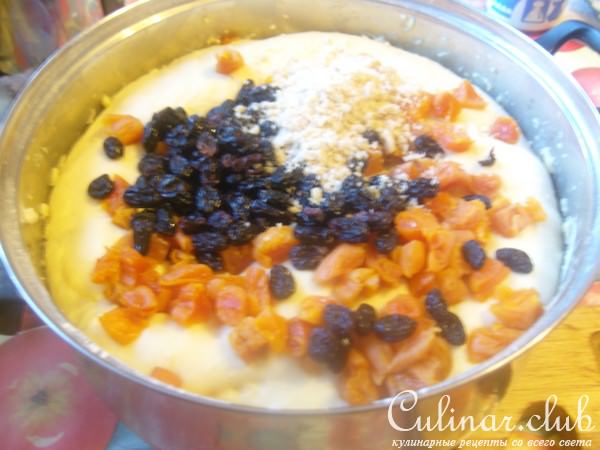 Кулич с орехами и курагой