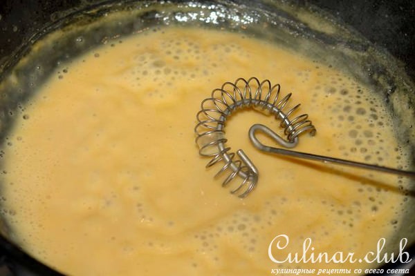 Творожные пончики с клубникой и карамельным соусом