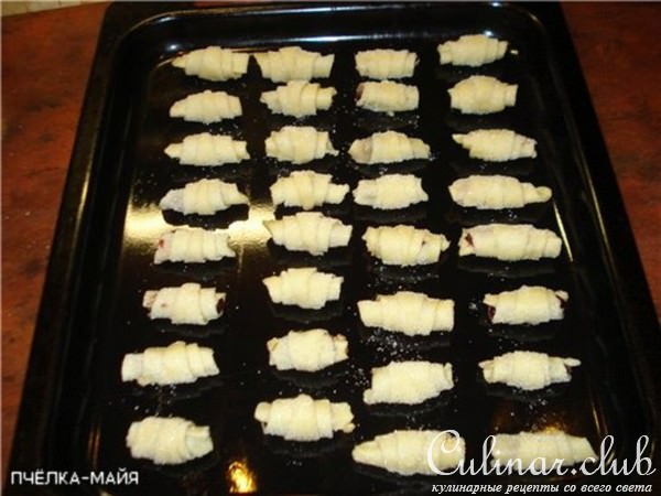 Рогалики с вишней и сгущёнкой.