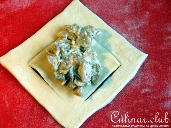 Слоеные пирожки с курино-грибной начинкой