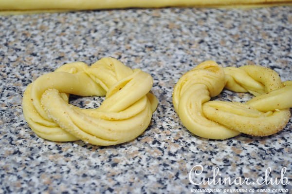 Калачики сметанные с коричневым сахаром и корицей.