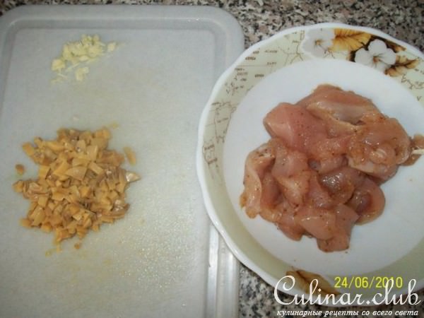 Палочки слоеные с курицей и грибами. 