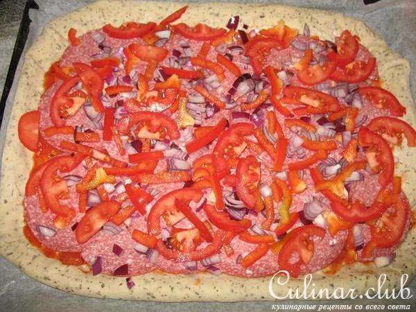 Пицца "Салями" с овощным акцентом и сыром в корочке