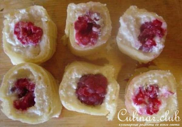 Вафельные роллы с творогом и ягодами.