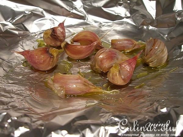 пирог с картофелем , брынзой и печеным чесноком