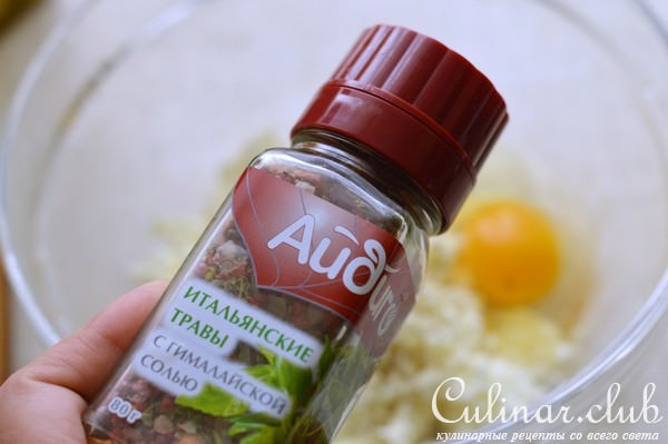 Сырники со свеклой и козьим сыром.