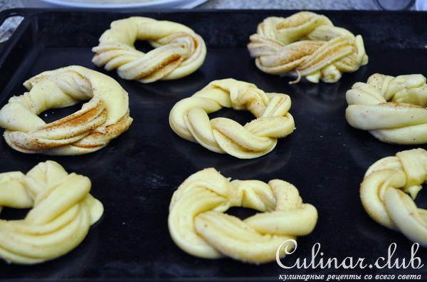 Калачики сметанные с коричневым сахаром и корицей.