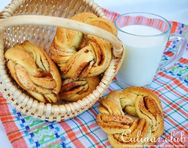 Калачики сметанные с коричневым сахаром и корицей.