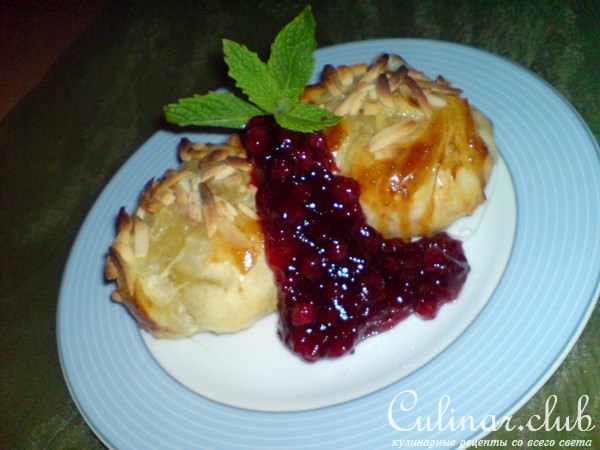 Camembert в слоёном тесте с миндалём и брусникой