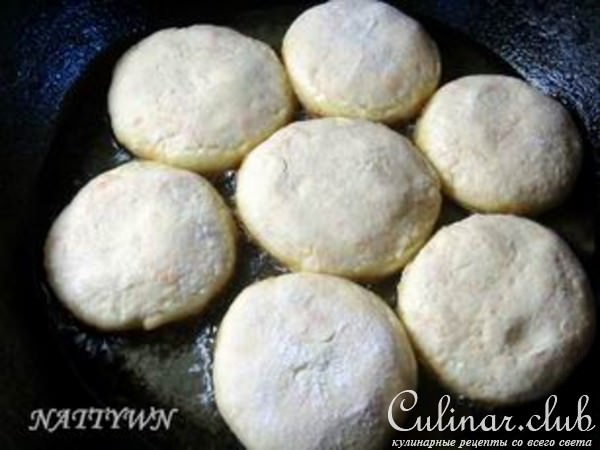 Необычные сырники с шоколадом и малиновым соусом на завтрак.