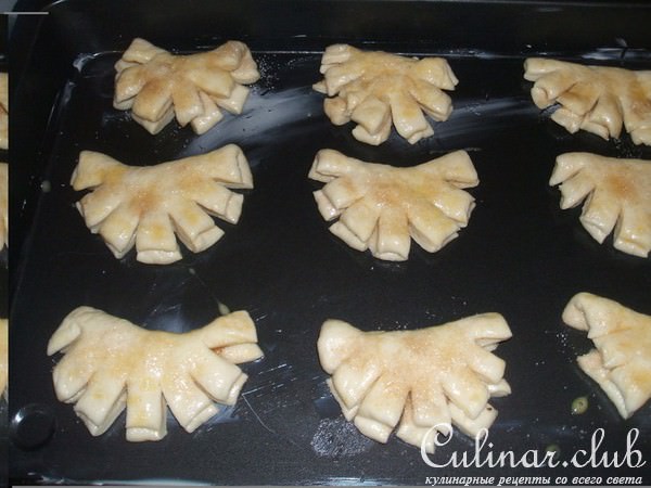 плюшки с корицей и изюмом