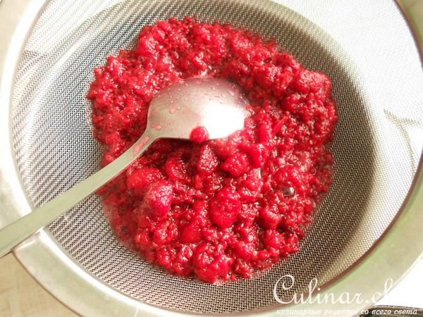Творожный десерт с малиновым соусом.