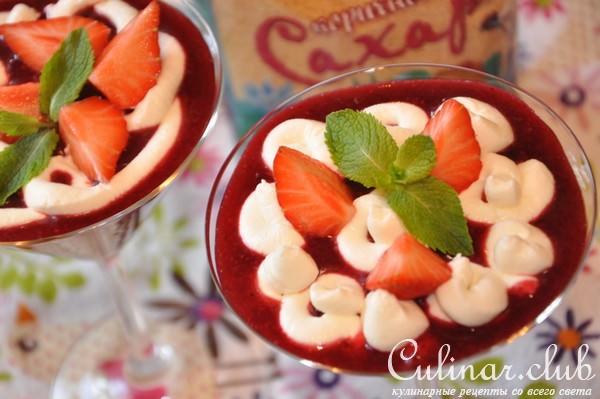 Кофейный десерт с черной смородиной