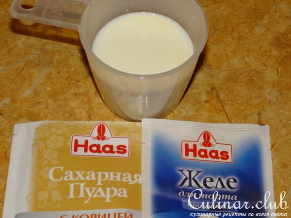 Фруктово-молочное желе с корицей и прослойкой из печенья