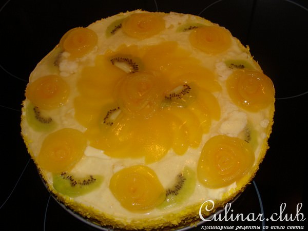 Торт с белым шоколадным муссом и персиками