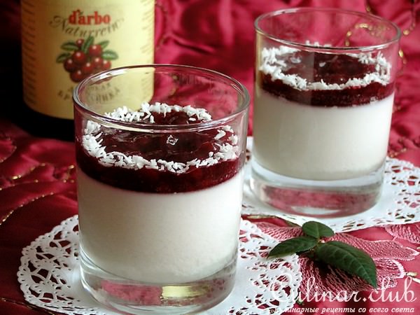 Кокосовая "Панна котта" с брусничным соусом