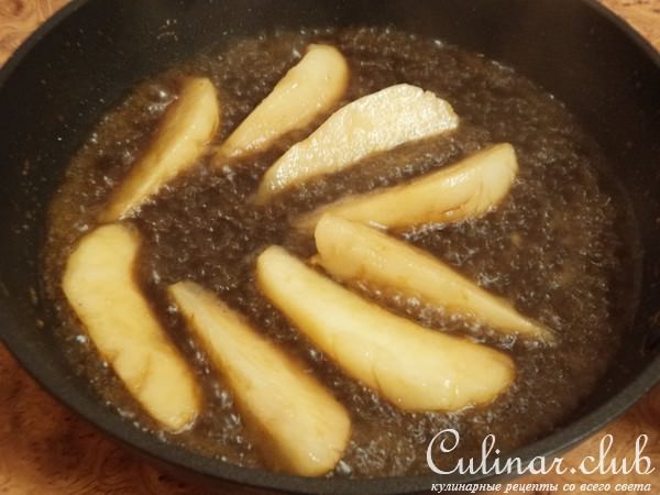 Грушевая панна котта с кофейным соусом и карамелизированными грушами