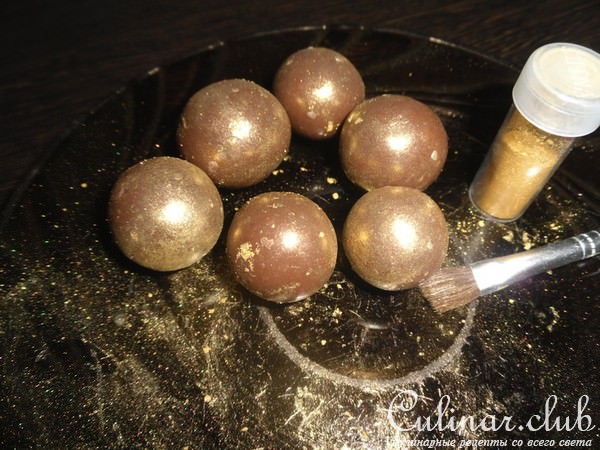 Кофейный сливочный мусс с малиновым "соусом" и Золотой Жемчужиной "Подарок Эльфов"