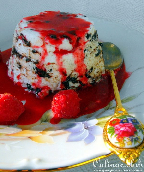 Меренги-острова с шоколадом и ягодным соусом.